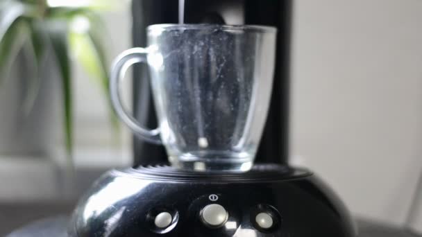 Sade Kahve Makinesi Açılır Sonra Insan Iki Fincan Düğmesi Seçer — Stok video