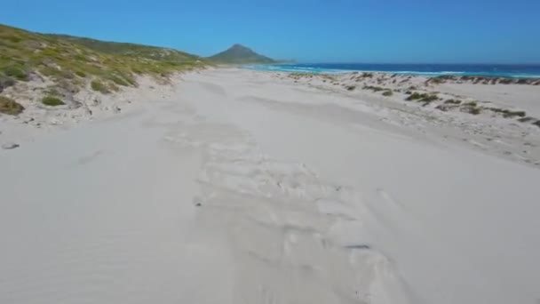 在阳光灿烂的一天 Fpv无人驾驶飞机飞越了南非好望角一个空旷的白色海滩 — 图库视频影像