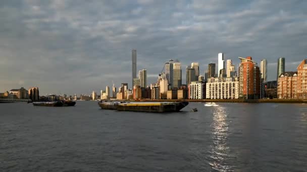 俯瞰泰晤士河上的金丝雀码头 有飞机飞过 英国伦敦 — 图库视频影像