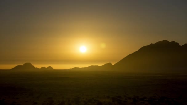 Golden Warm Sunset Silhouetted Spitzkoppe Peak Namibia Inglés Cronograma — Vídeos de Stock