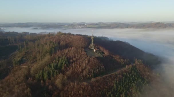 Vyhlídková Věž Vysílacím Stožárem Okraji Strmého Kopce Německém Morsbachu Při — Stock video