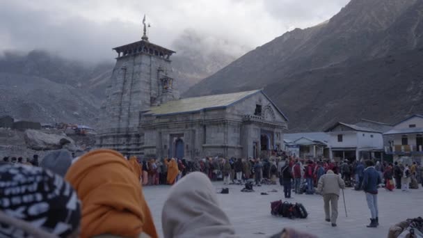 Υπερπλήρεις Πιστοί Στον Ναό Kedarnath Στο Garhwal Himalayan Range Uttarakhand — Αρχείο Βίντεο