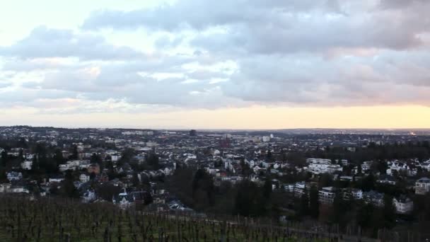 Ciudad Wiesbaden Alemania Vista Desde Neroberg Atardecer Panorámica Tiro Trípode — Vídeos de Stock