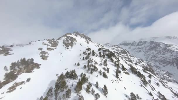Drone Boven Pyreneeën Besneeuwd Landschap Andorra Luchtfoto Fpv — Stockvideo