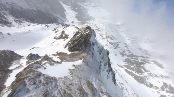 Racing Drone Flying Rocky Mountains Covered Snow Descending Valley Pyrenees — 비디오