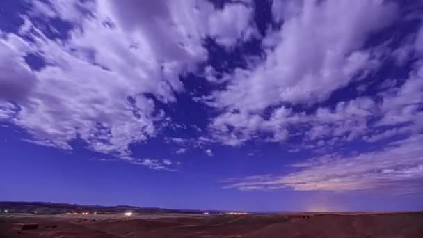 Nubes Vuelan Sobre Árido Paisaje Desértico Marruecos Lapso Nocturno Estrellado — Vídeo de stock