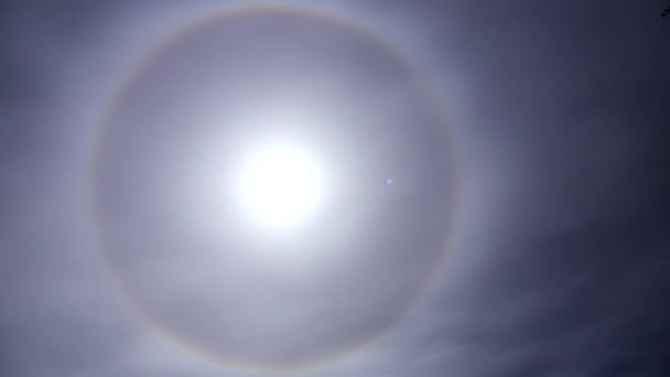 Sol Halo Lapso Tiempo Muestra Nubes Tenues Mueven Delante Del — Vídeos de Stock