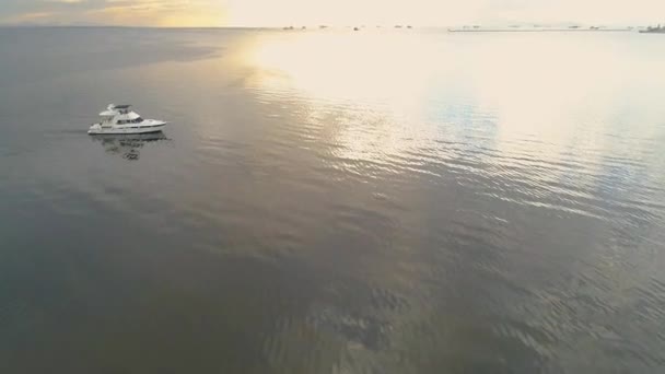 Establishing Shot Large Private Yacht Manila Bay Sunset — Stockvideo