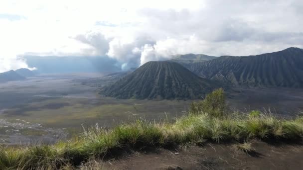 空中俯瞰 早上美丽的布罗莫山地区烟雾弥漫 稀树草原是绿色的 — 图库视频影像