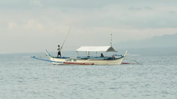 Slow Motion Long Shot Fishing Boat Leaving Shore — Vídeo de stock