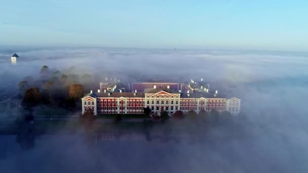 Barokke Stijl Jelgava Palace Staat Boven Lage Ochtend Wolken Antenne — Stockvideo