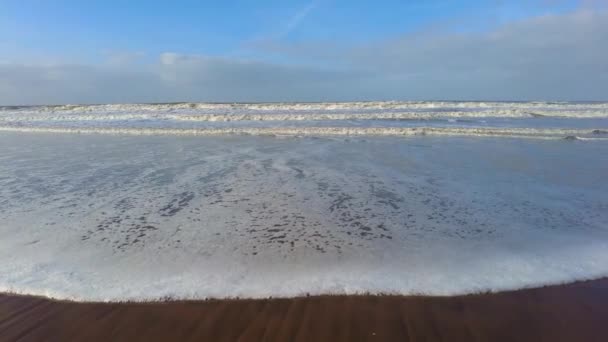 南オランダのKatwijkaan Zee Beach海岸線に沿った荒波 — ストック動画