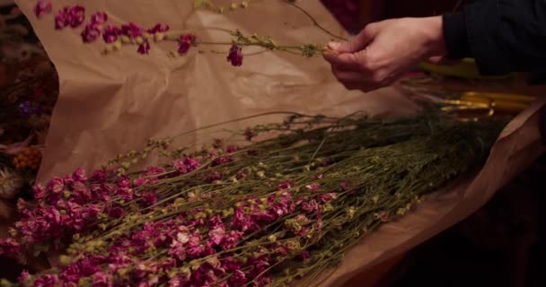 Close Gimbal Tiro Mãos Florista Manipulação Amostra Natural Flores Rosa — Vídeo de Stock