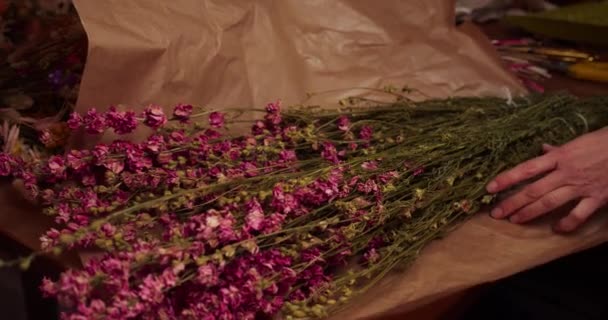 Květinářství Rozbalit Přírodní Sušené Květiny Manipulace Nimi Gimbale Zblízka — Stock video