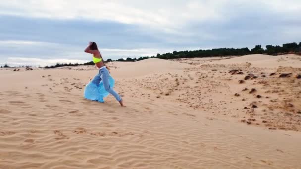 Red Sand Dunes Scenic Landscape Young Actress Walking Natural Environment — Vídeo de Stock