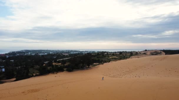 Aerial Young Woman Running Alone Desert Sand Dunes Blue Wavy — Vídeo de stock