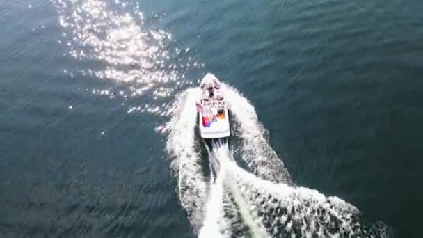 Aerial View Small Speed Boat Heading Distance Okanagan Lake Kelowna — Stockvideo