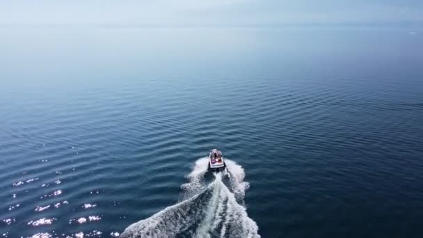 Small Speed Boat Heading Distance Okanagan Lake Hottest Summer Canadian — Vídeo de Stock