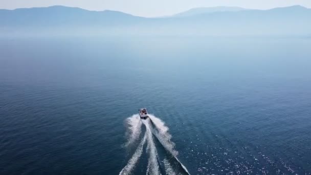 Barco Velocidad Que Conduce Rápido Curvas Sobre Profundo Azul Lago — Vídeos de Stock