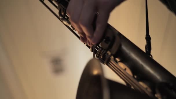 Saxofone Close Hand Playing Music Saxofone — Stockvideo