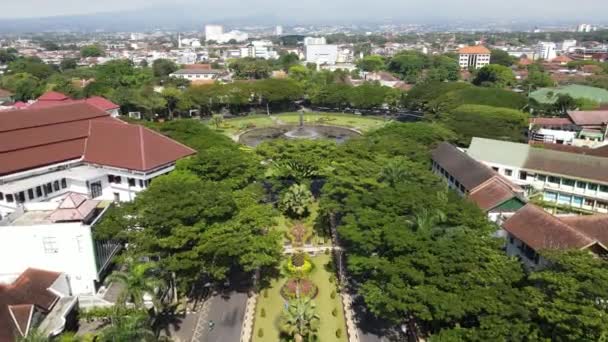 Vista Aérea Del Monumento Ayuntamiento Malang Rotonda Con Jardín Estanque — Vídeos de Stock