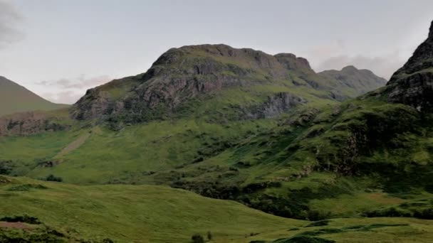 Panning Landscape Scottish Highlands Three Sisters Range Glencoe Scotlland Lot — стокове відео