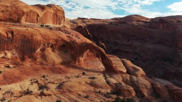 晴れた日にユタ州の見事なアーチ国立公園を介して鉄道道路上の空中ビュー 熱い砂漠の中で驚くべき赤い岩の砂岩の形成を通過する曲線アメリカ合衆国 — ストック動画