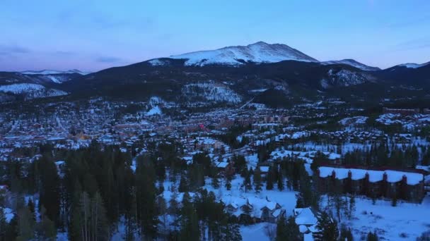 Alberi Colline Innevate Nevicate Villaggio Valle Boschiva Innevata Veduta Aerea — Video Stock