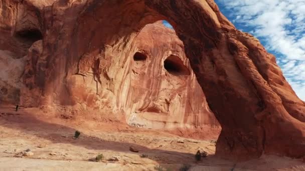Luchtfoto Wandelaar Bij Corona Arch Rotsachtige Berg Woestijn Moab Utah — Stockvideo