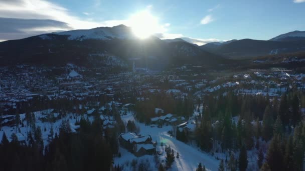 Sunrise Distant Peaks Snowy Moraine Park Colorado Aerial Mountain Recreation — Stok video