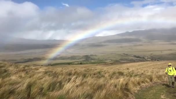 Grupo Excursionistas Está Caminando Por Debajo Arco Iris Que Apareció — Vídeo de stock