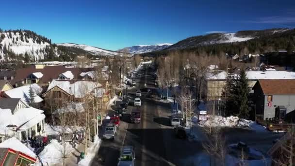 科罗拉多州博尔德市中心和郊区的空中 背景是落基山脉的前缘 — 图库视频影像