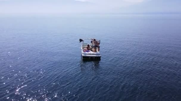 Young People Small Boat Sits Okanagan Lake Hot Summer Day — Stockvideo