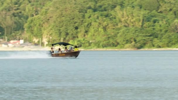 Lung Shot Viteza Barca Going Jurul Cove Timpul Însorită Puerto — Videoclip de stoc