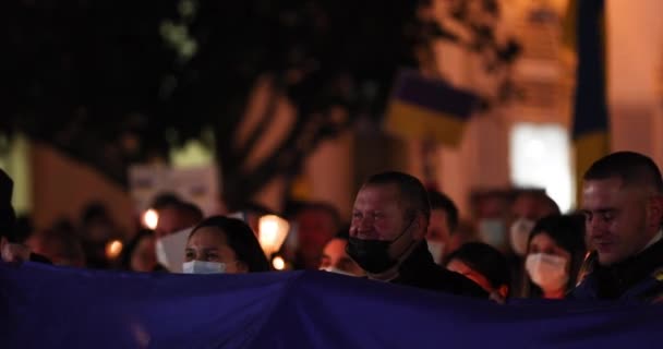 Pessoas Máscaras Durante Vigília Oração Pela Paz Ucrânia Realizada Leiria — Vídeo de Stock