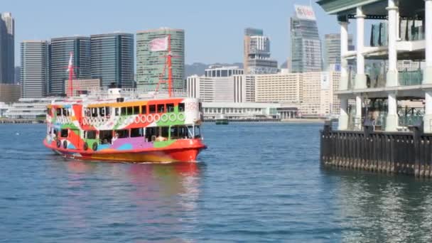 Hong Kong Cina Novembre 2021 Colorato Traghetto Stellare Sta Arrivando — Video Stock