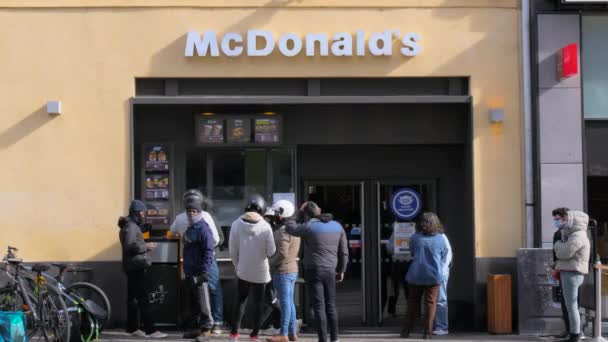 Group Food Delivery Drivers Stand Mcdonalds Waiting Orders — стоковое видео