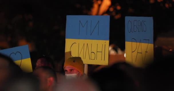 Messaggi Ucraino Portoghese Scritti Sulla Bandiera Ucraina Placards Durante Veglia — Video Stock