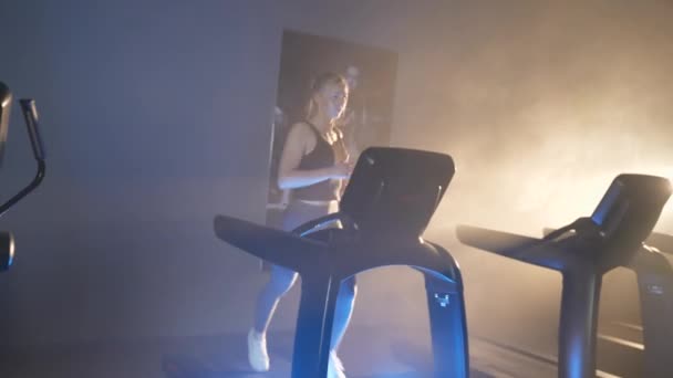 Gym 트레드밀 위에서 달리는 여성의 움직임 Fpv — 비디오