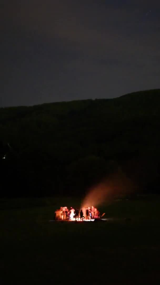 Mitten Der Nacht Lagerfeuer Mit Einer Gruppe Tanzender Menschen Gesang — Stockvideo