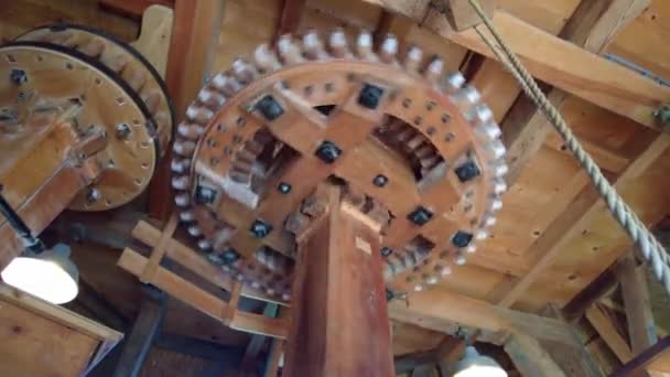 Pohled Velké Točící Dřevěné Kolečka Uvnitř Větrného Mlýna — Stock video