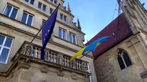 Långsam Rörelse Skott Viftande Ukrainska Och Europeiska Flagga Gamla Byggnaden — Stockvideo