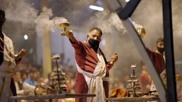 印度教牧师在印度乌塔拉汉德里希凯什的恒河河岸表演Ganga Aarti Ritual 慢动作 — 图库视频影像