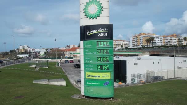 晴れた日にポルトガルで高い価格でBpガソリンスタンドからの眺め — ストック動画