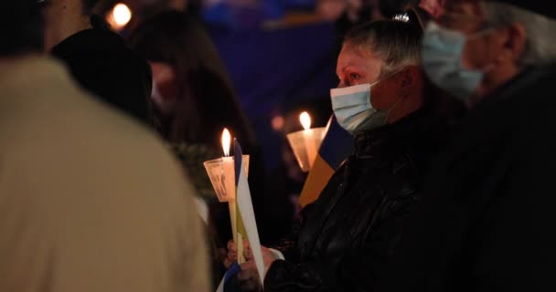 Pessoas Máscaras Carregando Velas Bandeiras Ucranianas Orando Pela Paz Ucrânia — Vídeo de Stock