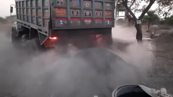 Grey Crushed Stone Kapchi Powder Descarregado Caminhão Basculante Local Construção — Vídeo de Stock