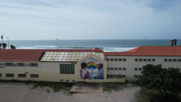 Volando Hacia Adelante Una Pared Pintura Con Arco Iris Niños — Vídeo de stock