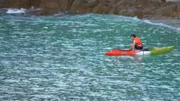 Tourist Kayaking Tropical Beach Pepe Boulders Koh Tao Thailand Static — Video Stock