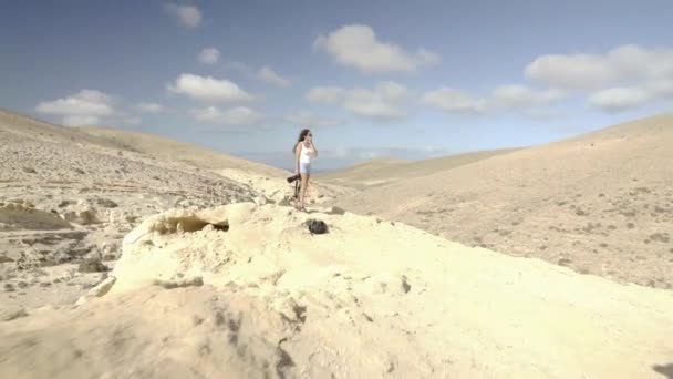 Jovem Mulher Turista Multirracial Fotógrafa Penhasco Rochoso Deserto Montanhas Fuerteventura — Vídeo de Stock