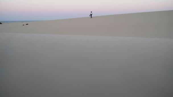 Mulher Solitária Caminhando Distância Dunas Areia Desérticas Naturais Cênicas Ilha — Vídeo de Stock